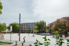 Das Kollegiengebäude II der Universität Freiburg, hier die Seite am Platz der Alten Synagoge, wurde zwischen 1957 und 1961 erbaut. © R. Gschwendtner 2011