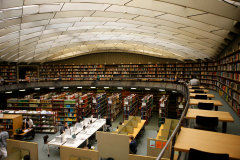 Im KG IV befinden sich unter anderem das Englische und Historische Seminar, sowie deren Bibliothek. © Peter Mesenholl 2009