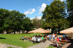 Studierende beim Mittagessen im Mensagarten © R. Gschwendtner 2011