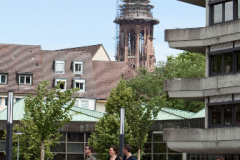 Innenhof der Universität. Im Hintergrund der Turm des Freiburger Münsters © R. Gschwendtner 2011