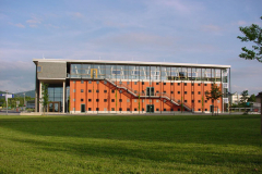 Dekanatsgebäude mit großen Hörsälen und der Bibliothek © P. Mesenholl 2009