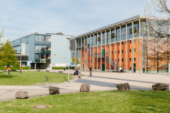 Dekanatsgebäude mit großen Hörsälen und der Bibliothek  ©Sandra Meyndt 2016