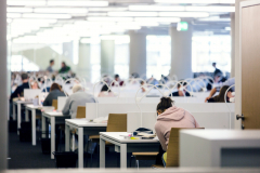 In der Universitätsbibliothek ist konzentriertes Arbeiten möglich.© Sandra Meyndt 2016