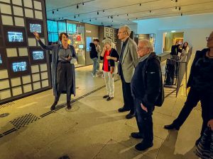 Dr. Gundula Bavendamm erklärt die Dauerausstellung